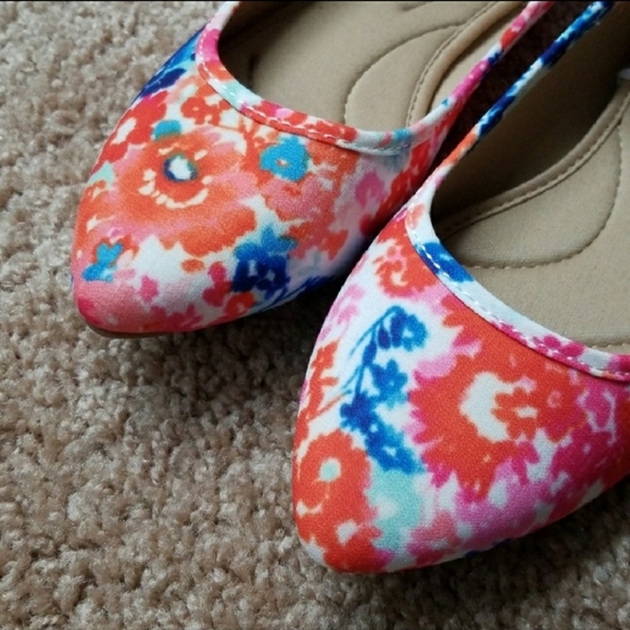 NWT SO floral pointed flats - Picture 2 of 2